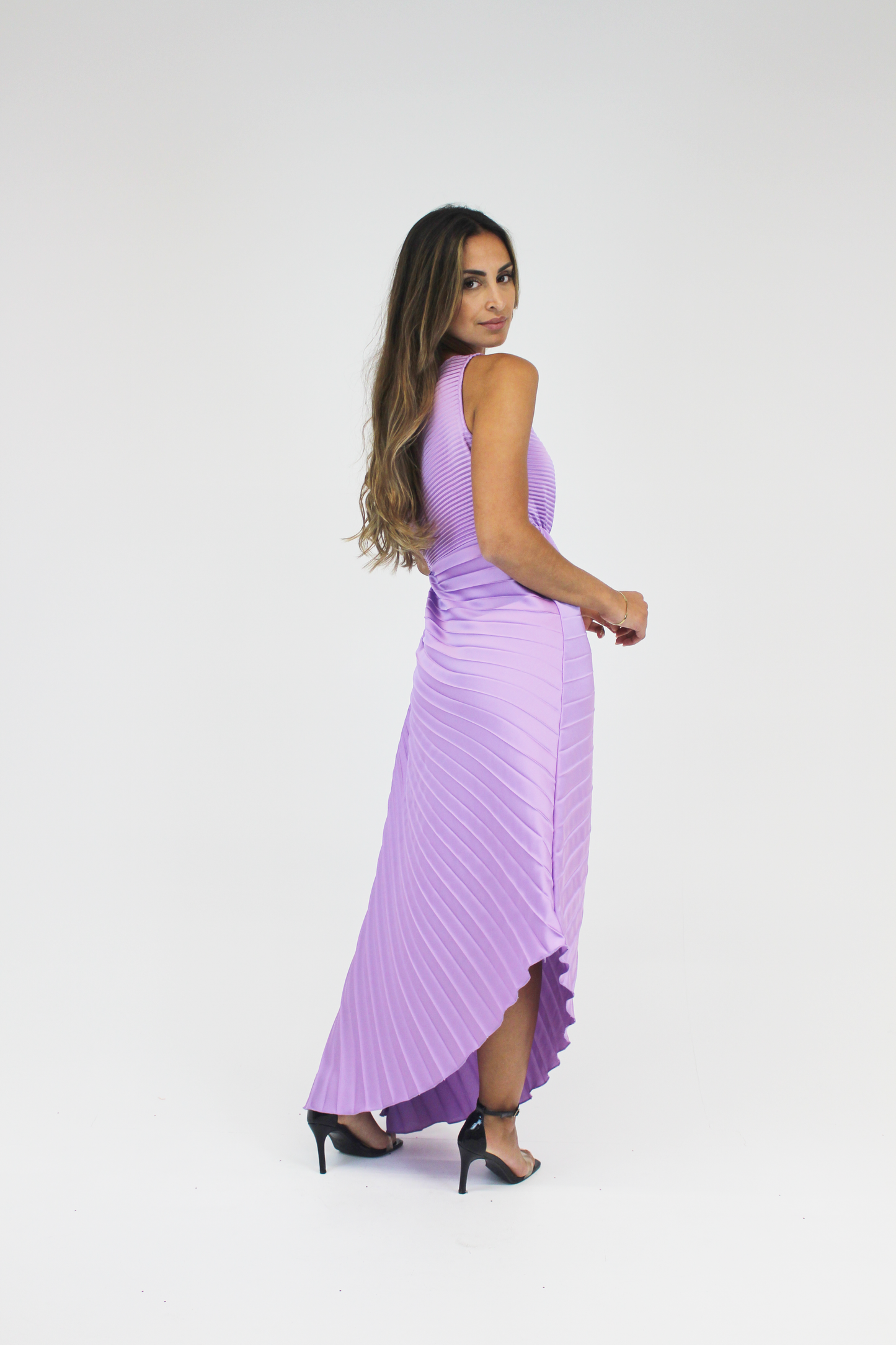 Vestido Plissado Assimétrico Midi c/ cut out