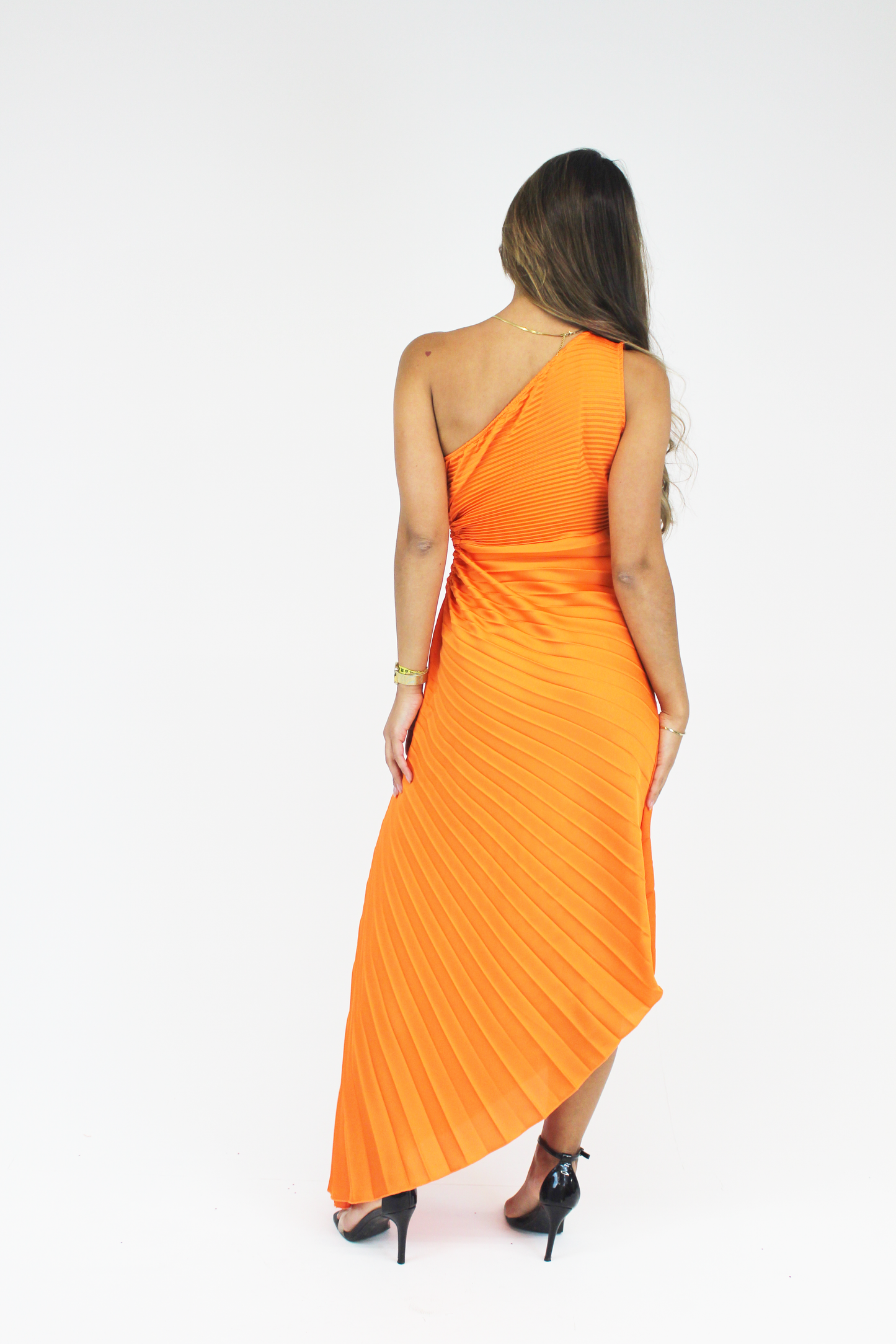 Vestido Plissado Assimétrico Midi c/ cut