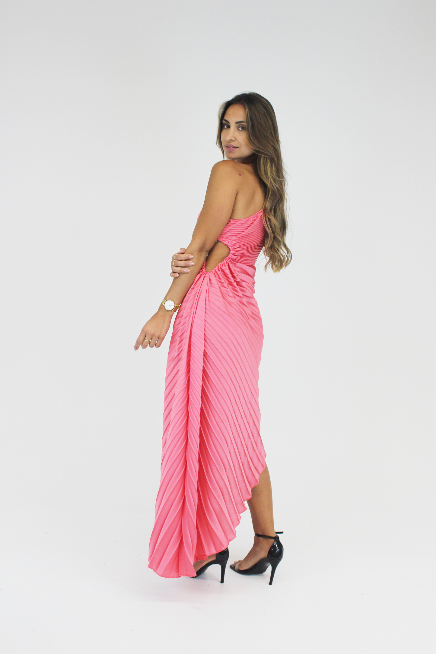 Vestido Plissado Assimétrico Midi c/ cut out