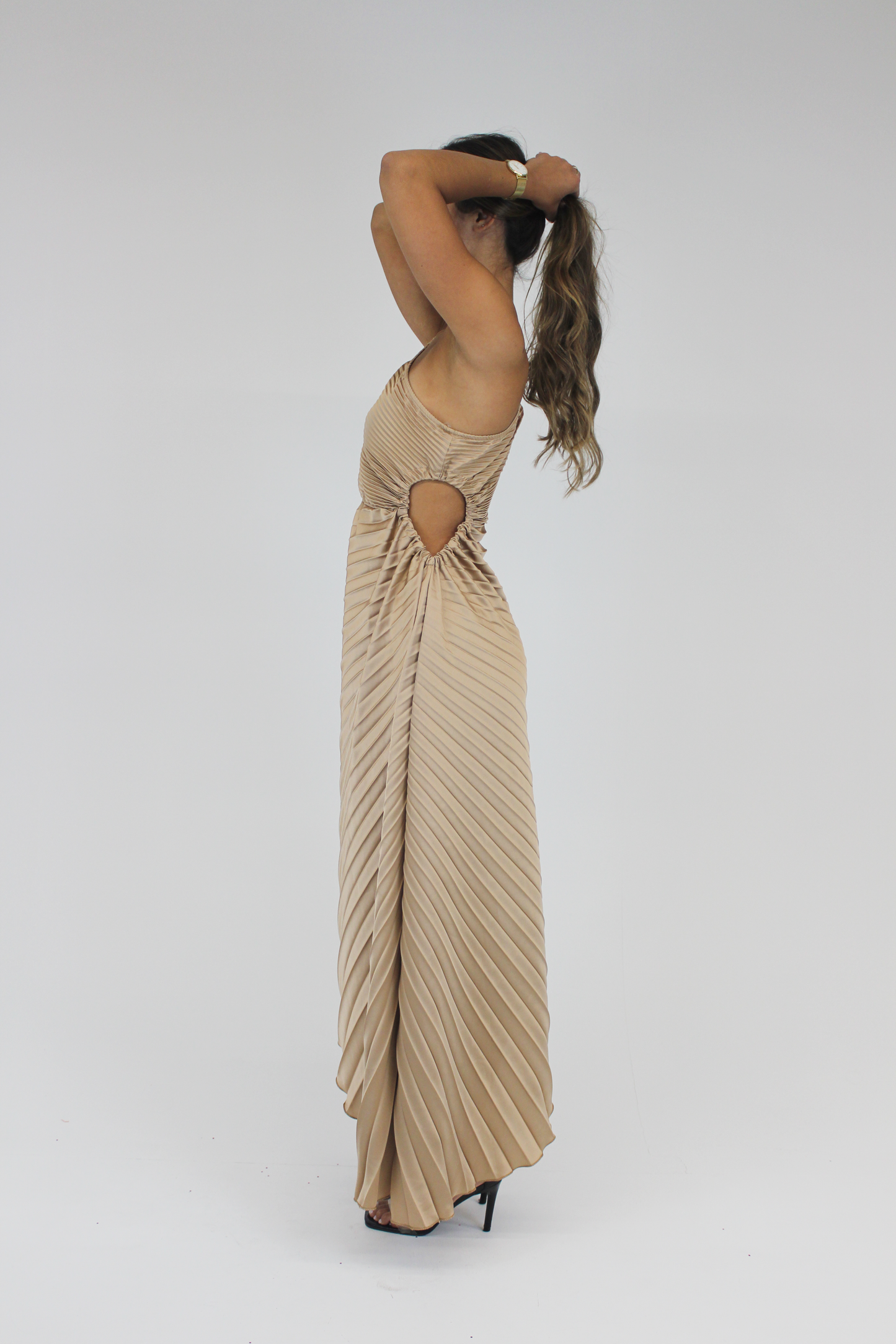 Vestido Plissado Assimétrico Midi c/ cut out