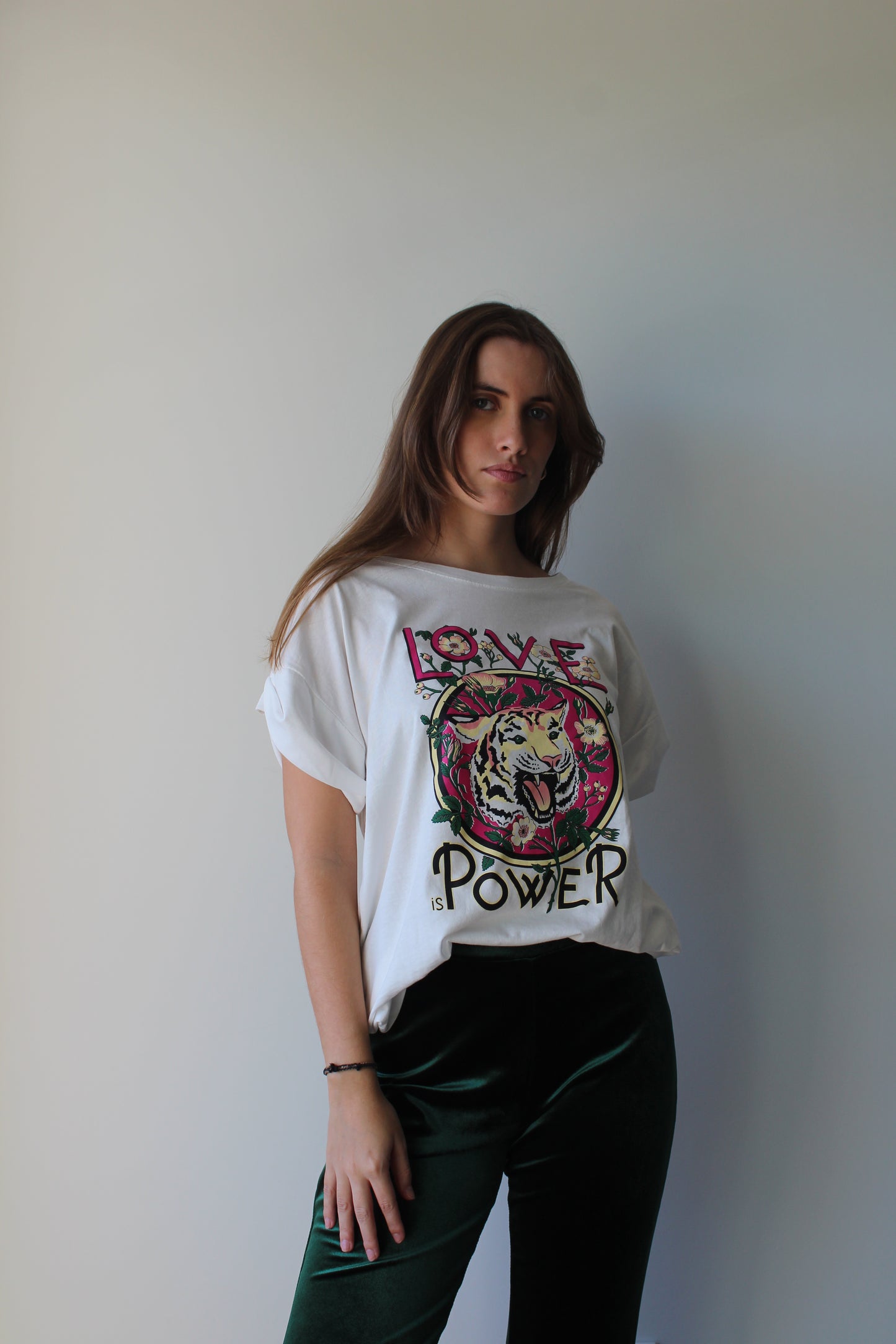T-shirt gráfica "Love Power"