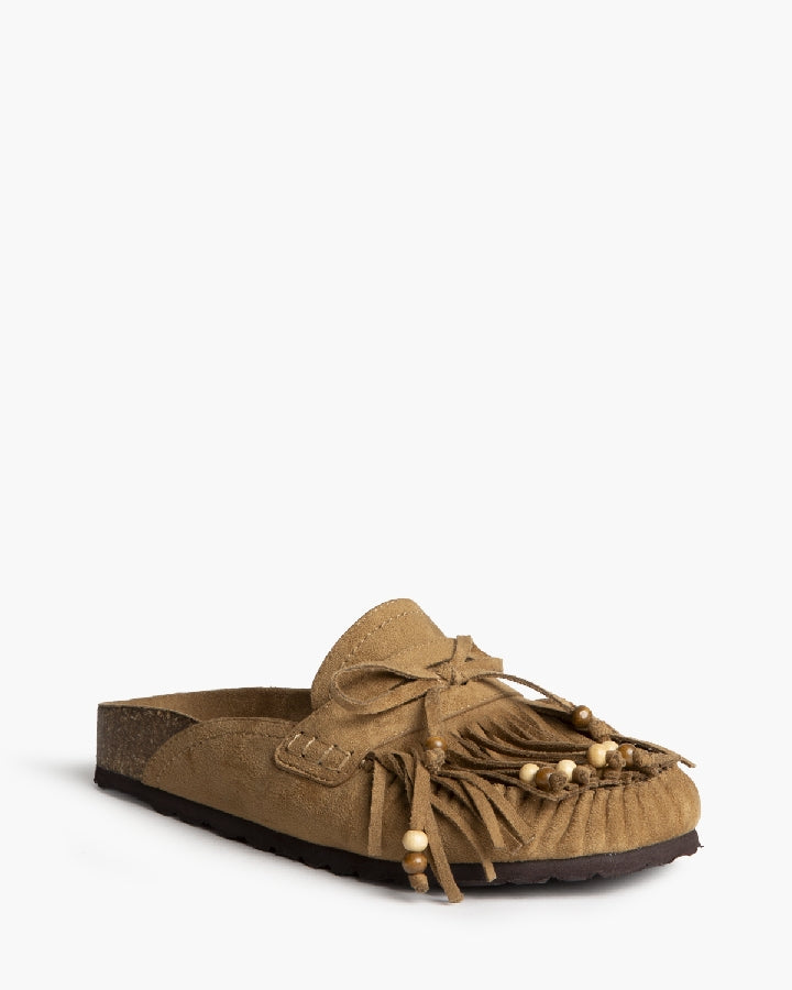 Chinelos com franjas e missangas