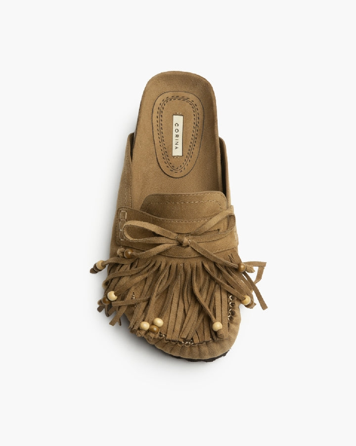 Chinelos com franjas e missangas