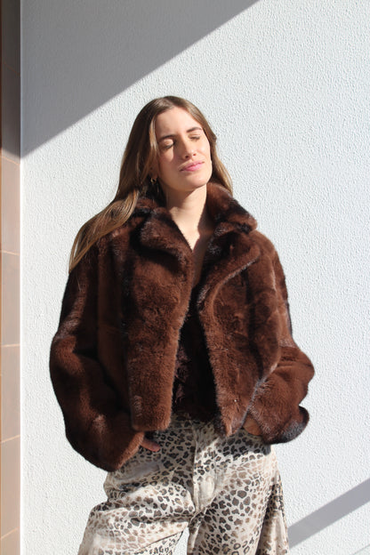 Casaco de pêlo curto com gola