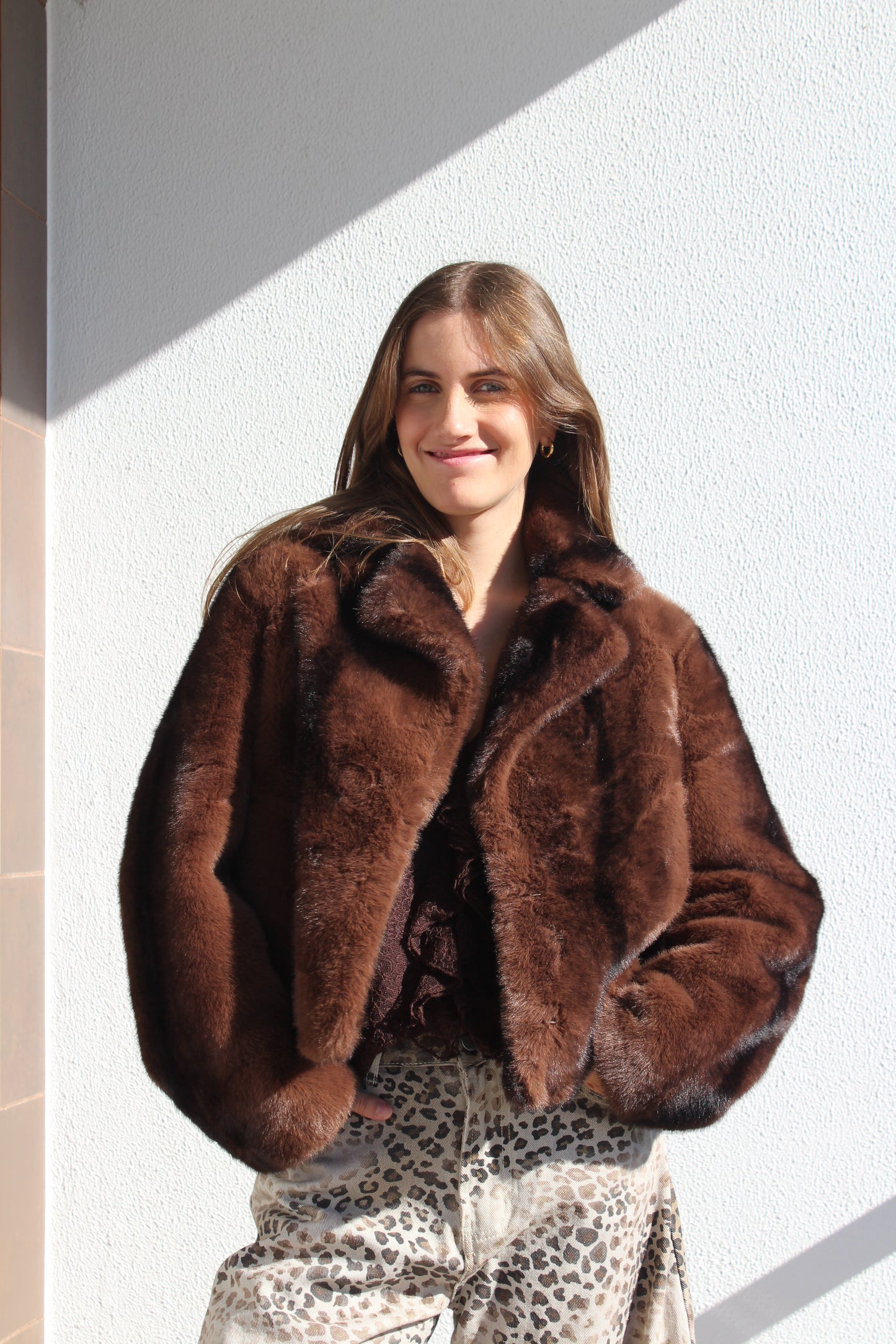 Casaco de pêlo curto com gola