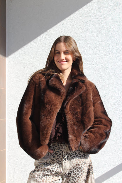 Casaco de pêlo curto com gola