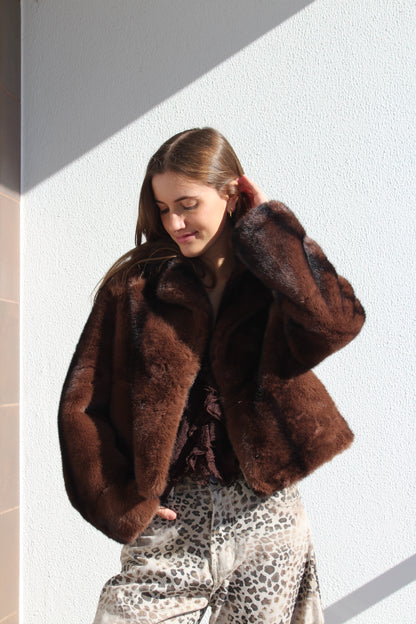 Casaco de pêlo curto com gola