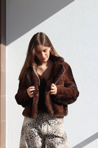 Casaco de pêlo curto com gola