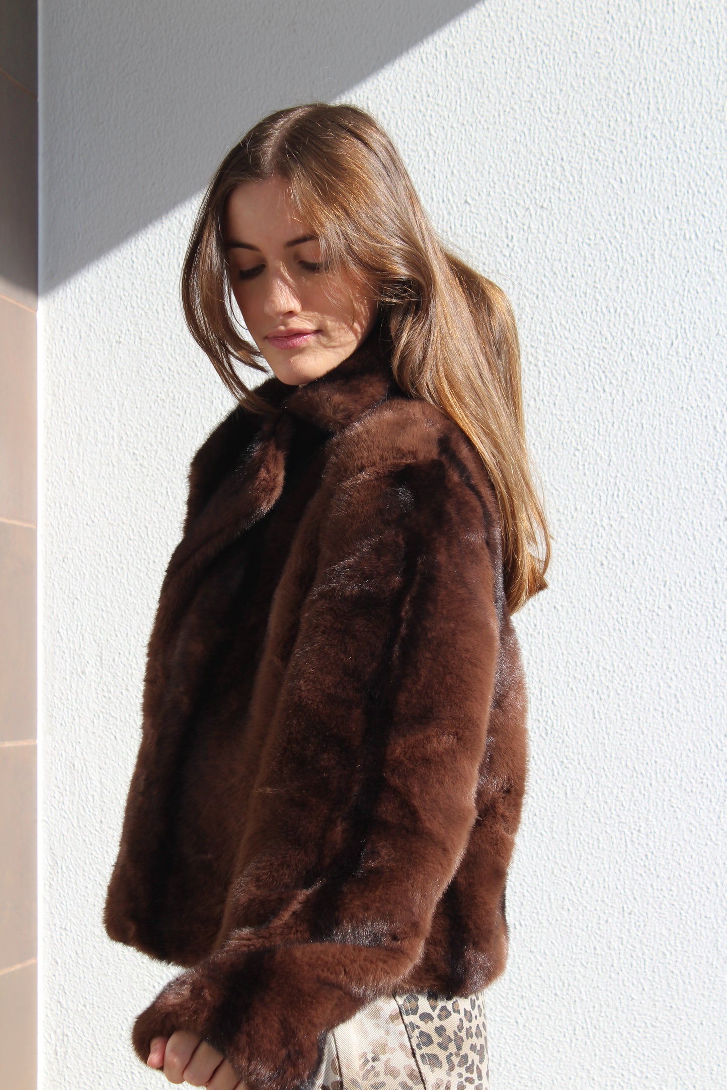 Casaco de pêlo curto com gola