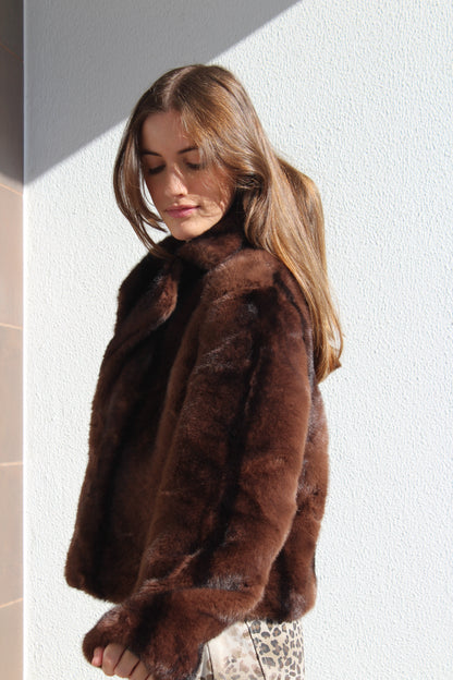 Casaco de pêlo curto com gola