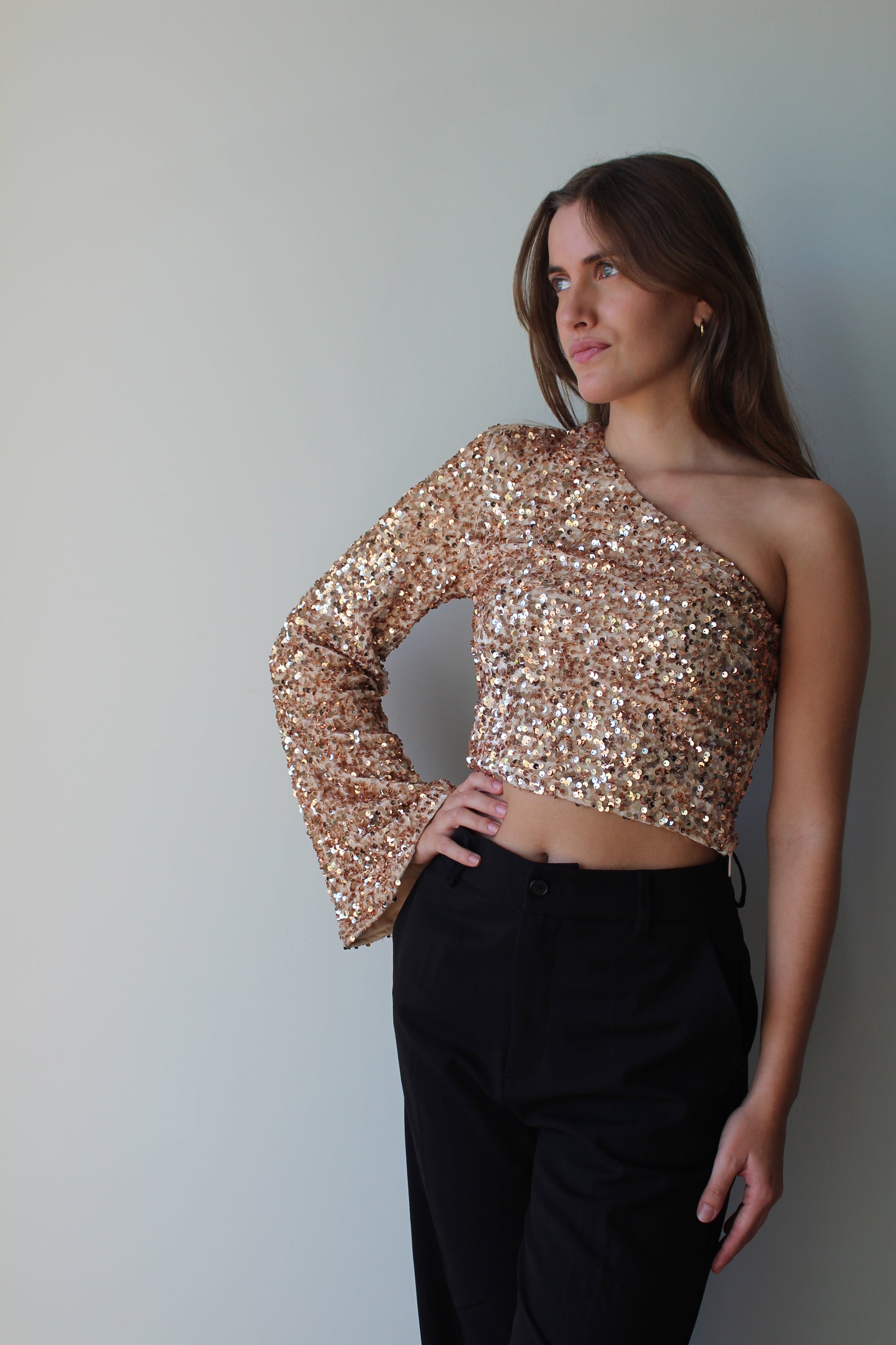 Top assimétrico de lantejoulas