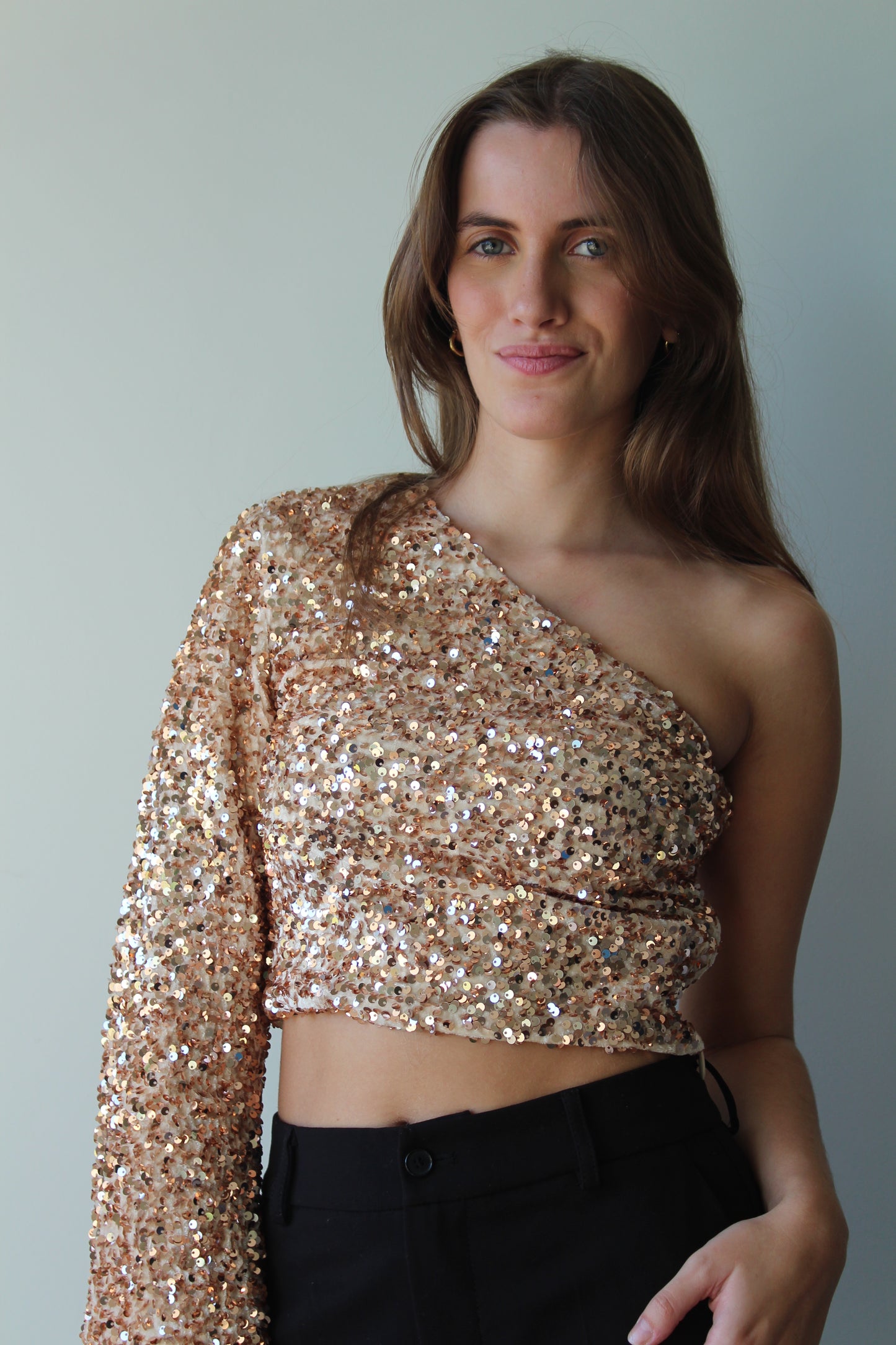 Top assimétrico de lantejoulas