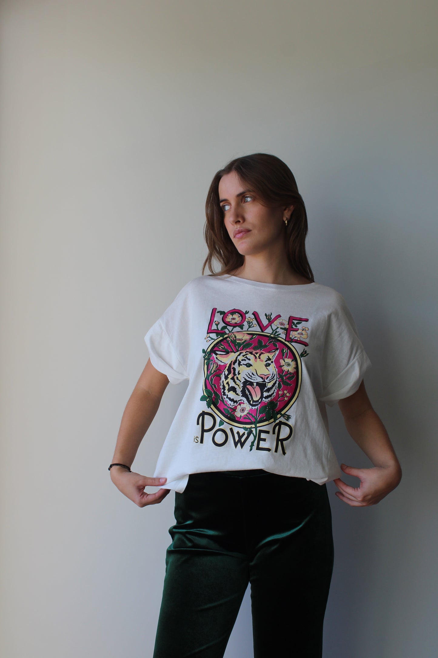 T-shirt gráfica "Love Power"
