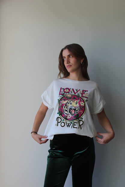 T-shirt gráfica "Love Power"