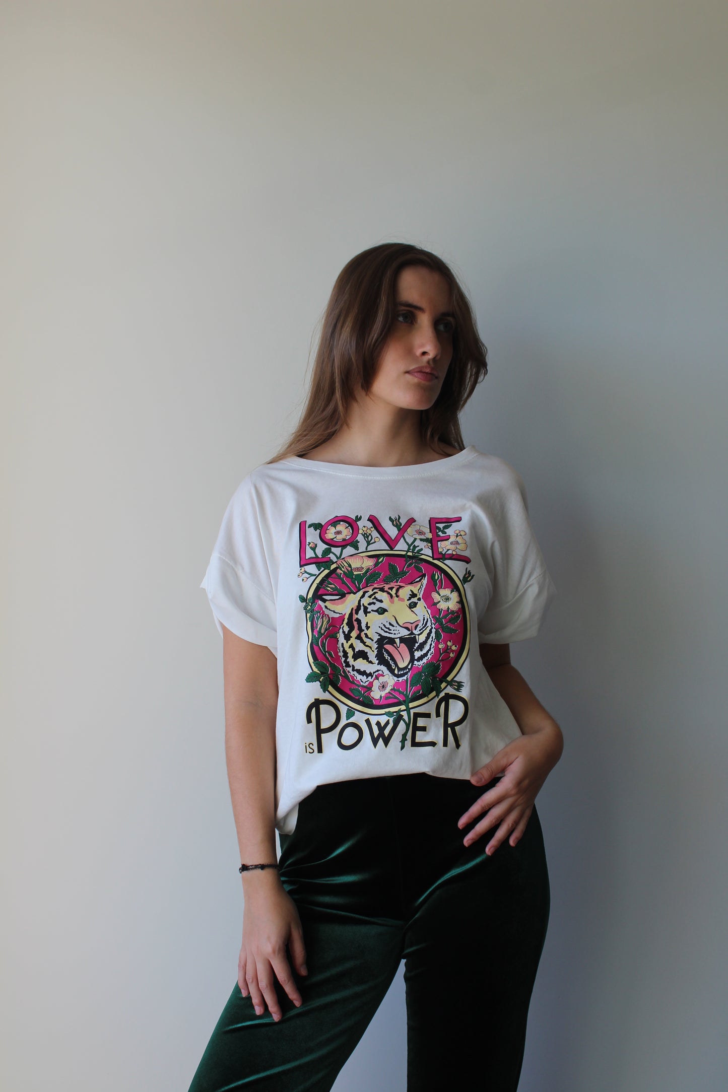 T-shirt gráfica "Love Power"