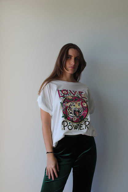 T-shirt gráfica "Love Power"