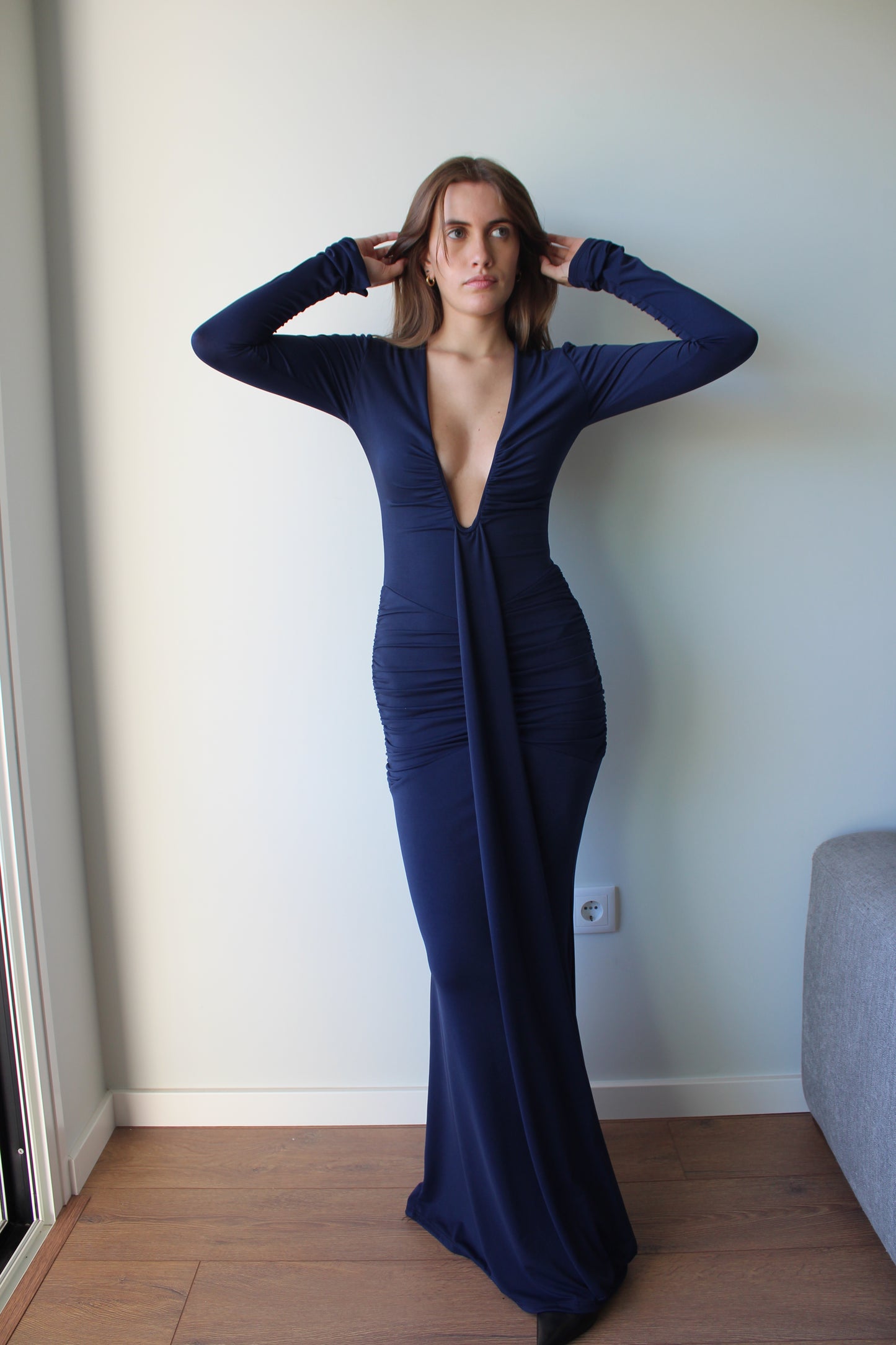 Vestdo com decote em V justo