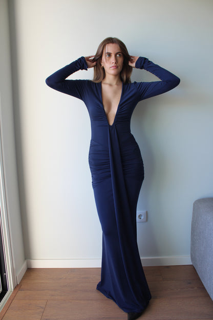 Vestdo com decote em V justo