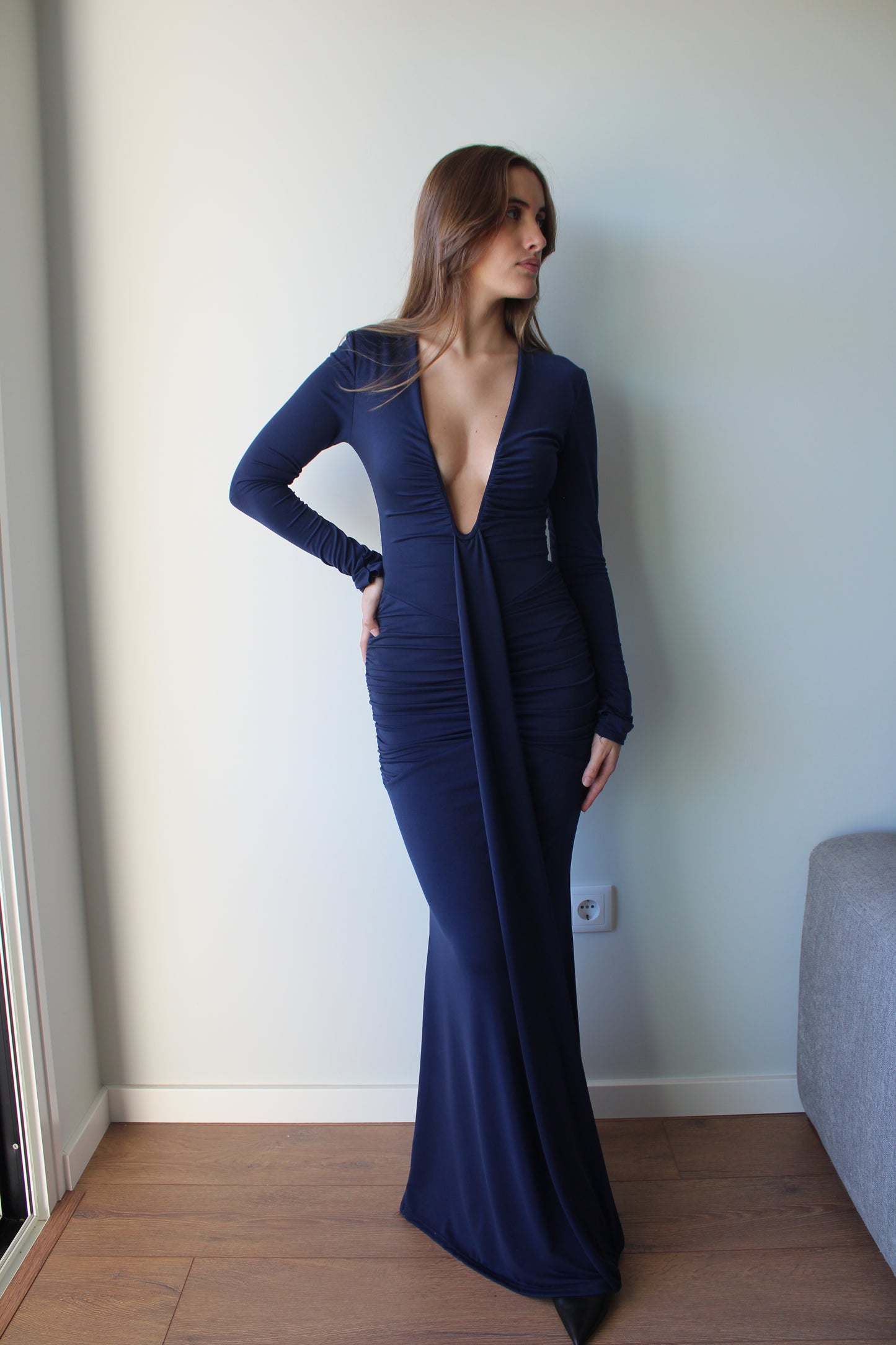 Vestdo com decote em V justo