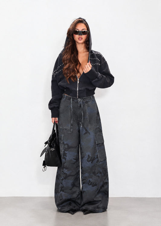 Loose-fit cotton cargo pants with camouflage print